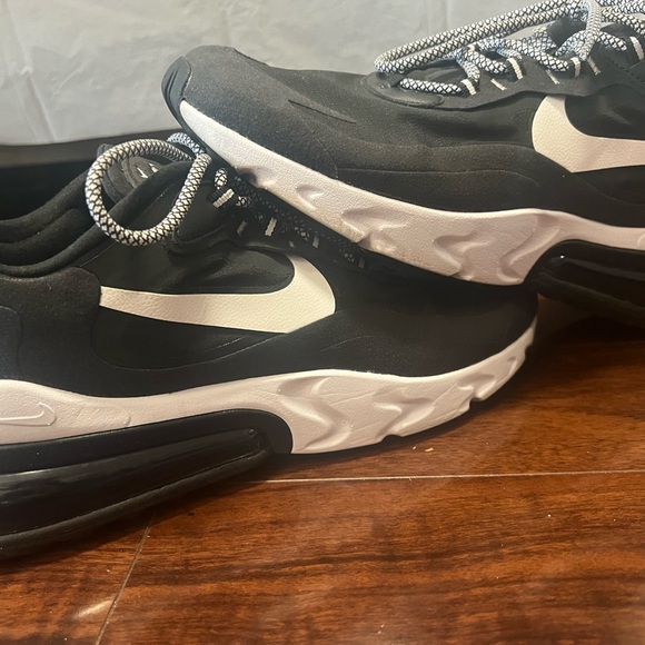 Nike AirMax 270 React Black/White - Picture 10 of 11